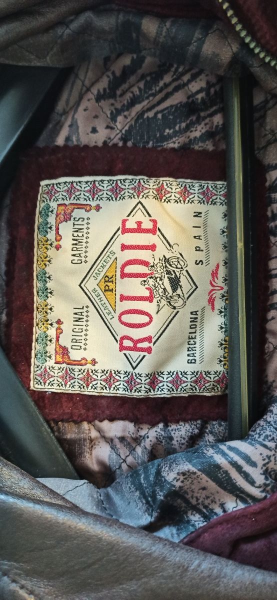 Cazadora de ante color vino. Moda española