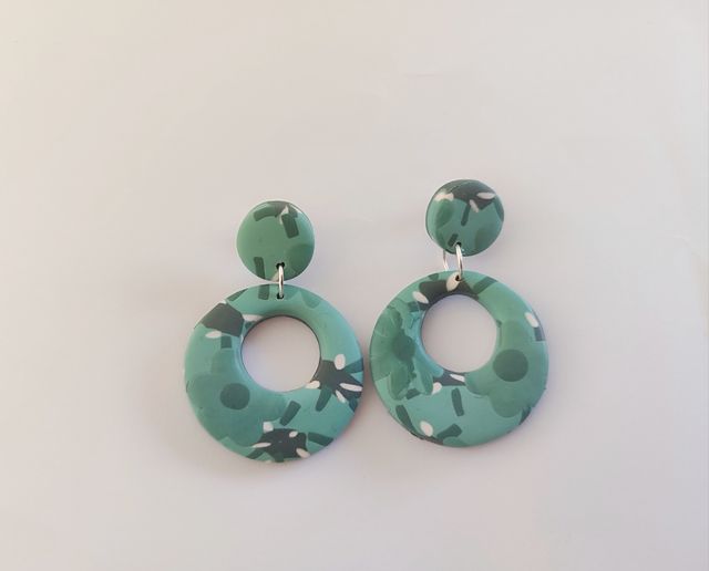Pendientes de arcilla polimérica.