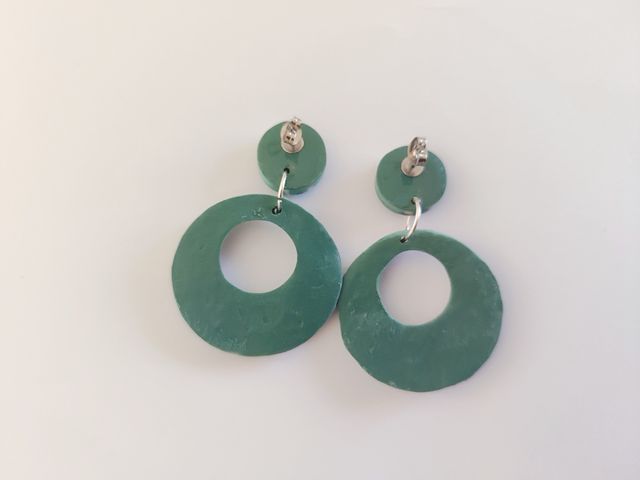Pendientes de arcilla polimérica.