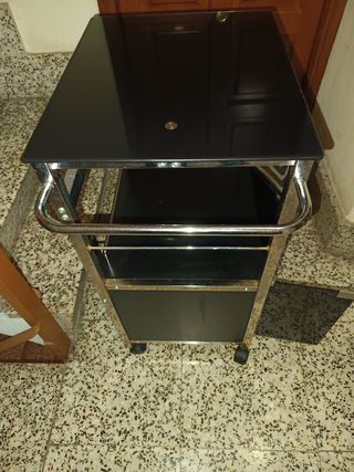 Camarera acero y cristal 