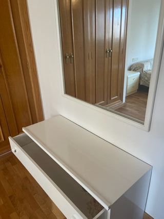 Ideal aparador y espejo lacados en blanco.