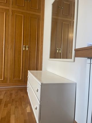 Ideal aparador y espejo lacados en blanco.