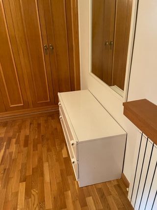 Ideal aparador y espejo lacados en blanco.