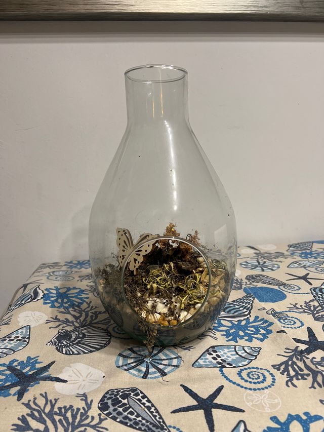 Botella de vidrio con agujero