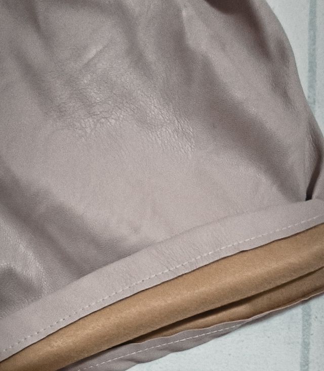 Pantalones polipiel beig