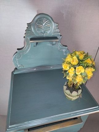 Mesa auxiliar restaurada antigua