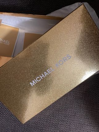 Caja carton para billetera y bolsa de Michael Kors