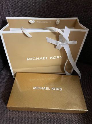 Caja carton para billetera y bolsa de Michael Kors