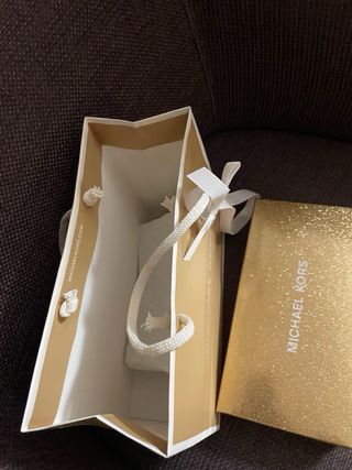 Caja carton para billetera y bolsa de Michael Kors