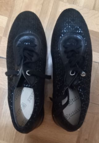 Zapatos negros con cordones