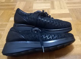 Zapatos negros con cordones