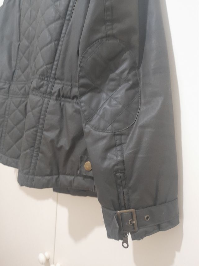 Chaqueta acolchada verde  repelente al agua.