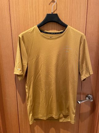 Camiseta Nike Dorada.