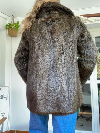 Abrigo imitacion Nutria Practicamente nuevo.