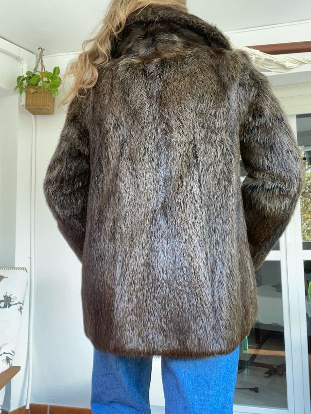 Abrigo imitacion Nutria Practicamente nuevo.