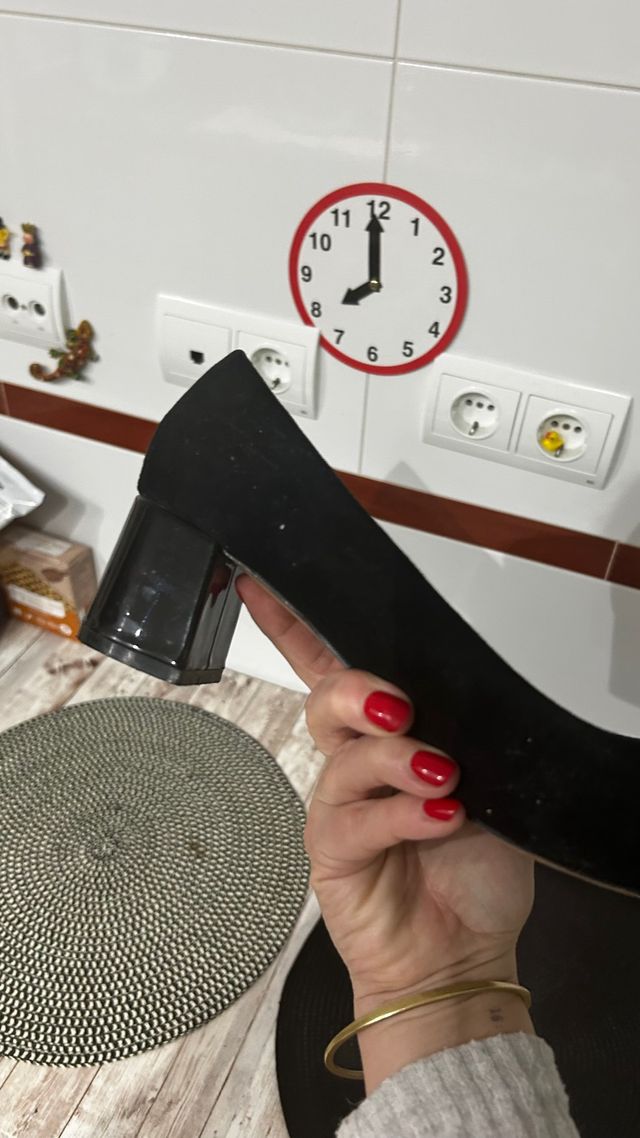 Zapato de salon negro y tacón acharolado