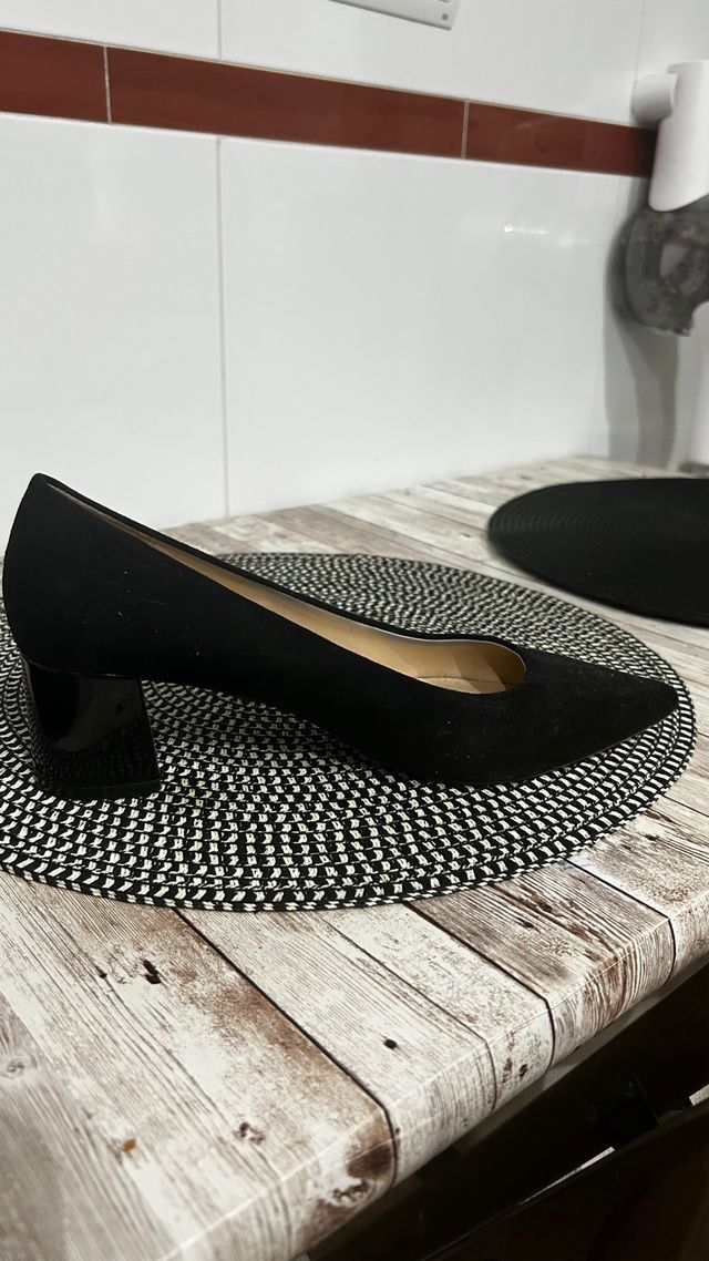Zapato de salon negro y tacón acharolado