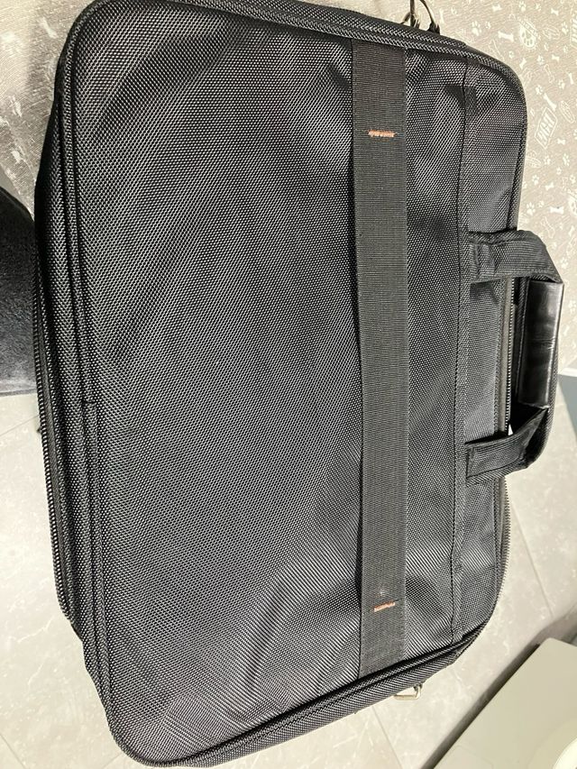 Cartera negra ordenador