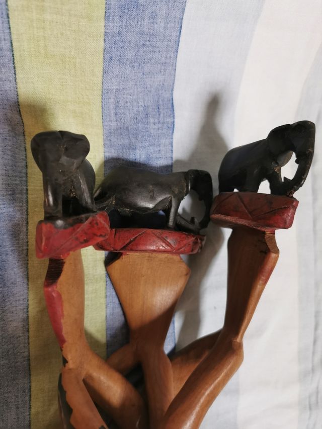 Scultura africana, treppiede in legno 