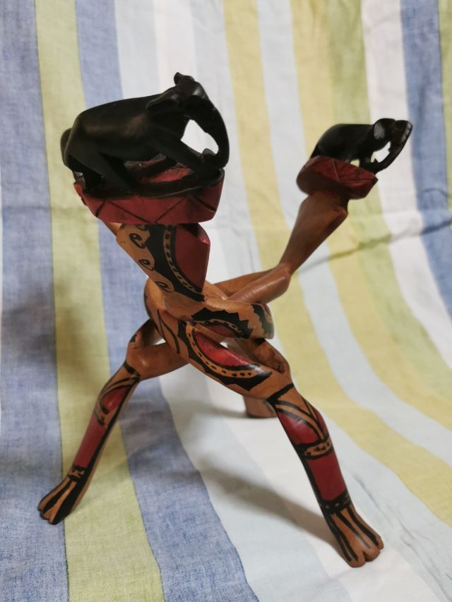 Scultura africana, treppiede in legno 