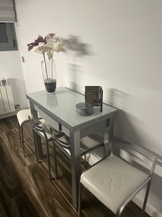 Mesa de cocina con 4 taburetes blancos
extensible 