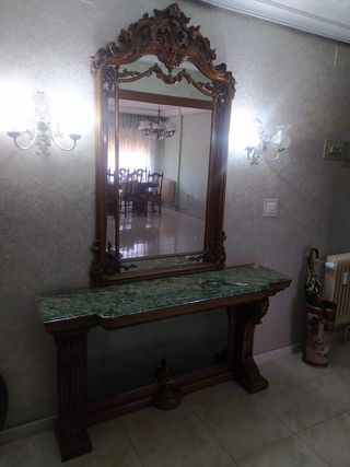 Recibidor de madera maciza y mármol.