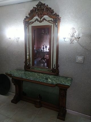 Recibidor de madera maciza y mármol.