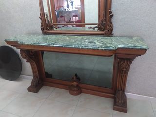 Recibidor de madera maciza y mármol.