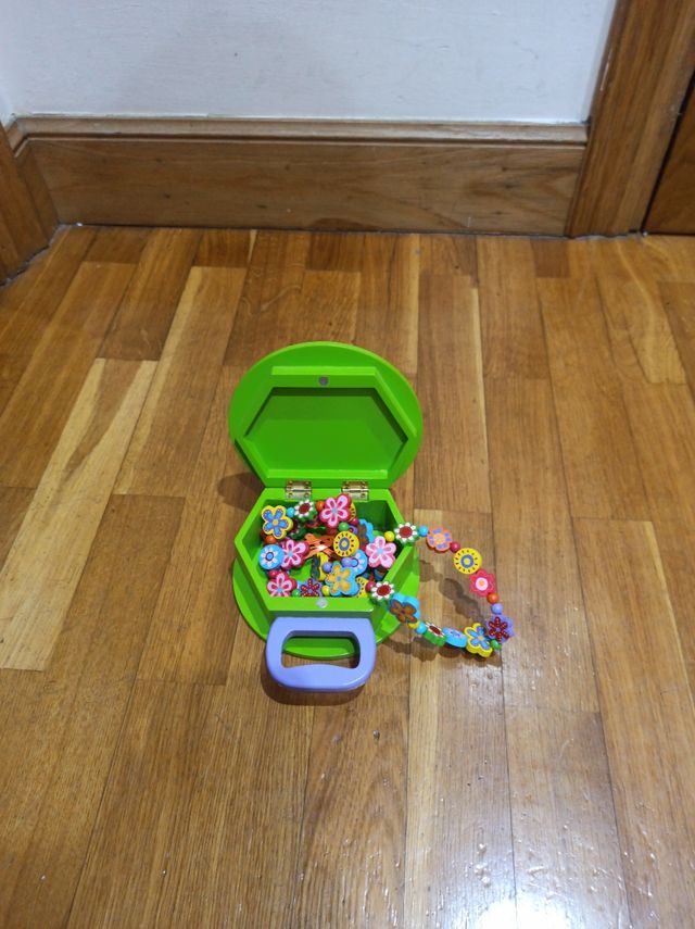 Cajita imantada madera:con bisutería infantil