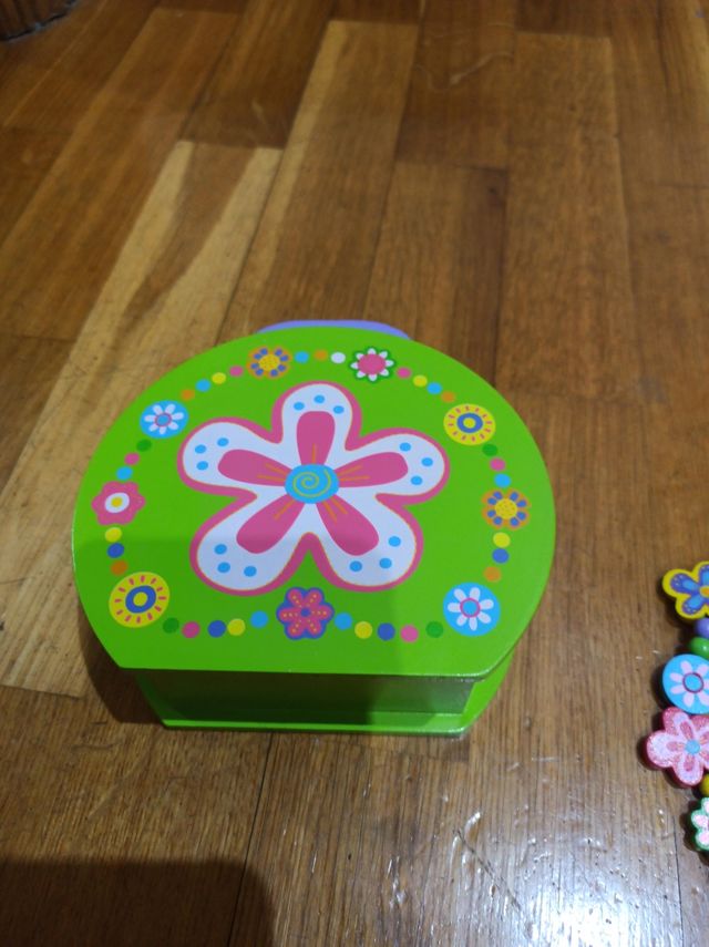 Cajita imantada madera:con bisutería infantil