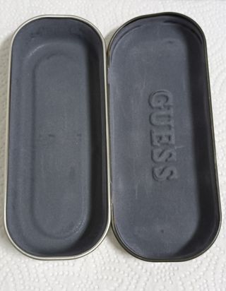 Guess estuche gafas de sol de hojalata vintage
