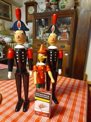 2 Gendarmi e pinocchio in legno