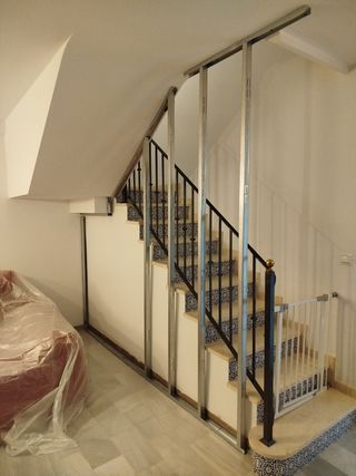 Baranda de escalera forjada con pasamanos madera 