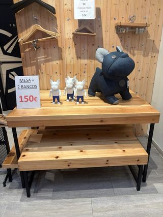 Mesa con 2 bancos