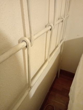 Cama individual y cabecero