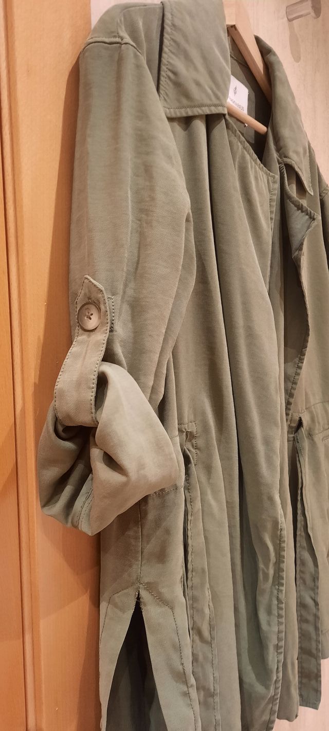 Parka en color verde caqui