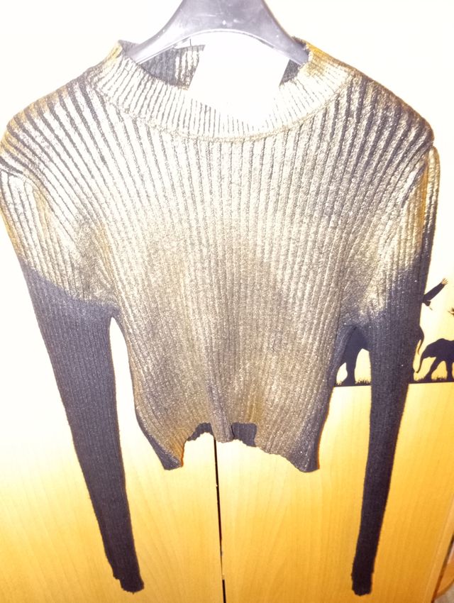 Suéter estilo top con etiqueta