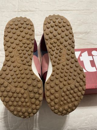 Zapatilla niña XTi número 34. Como nuevo.