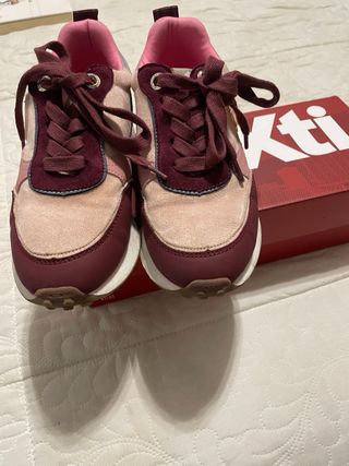 Zapatilla niña XTi número 34. Como nuevo.
