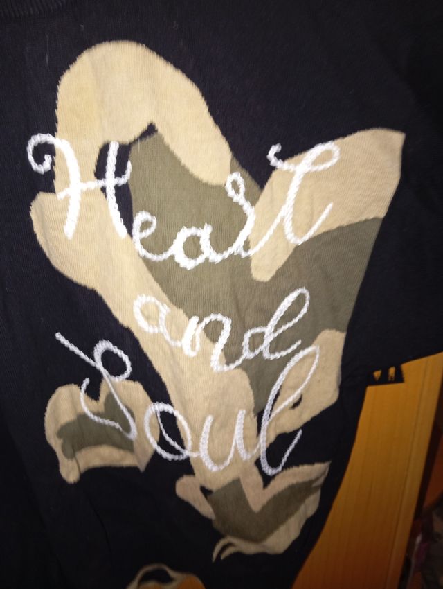 Suéter bordado muy bonito.