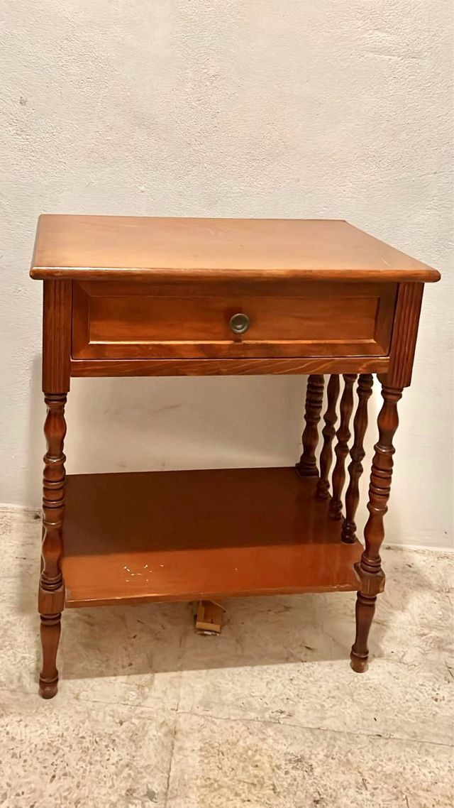 1 MESITA DE NOCHE MADERA