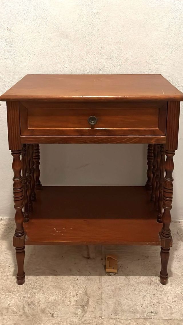 1 MESITA DE NOCHE MADERA