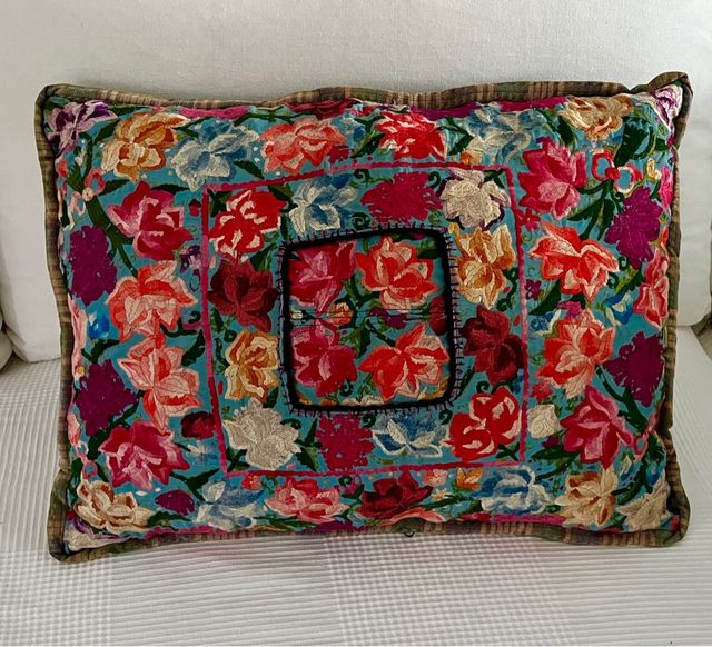 Precioso Cojin Bordado 60x40