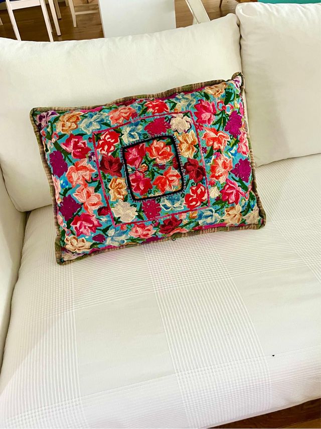 Precioso Cojin Bordado 60x40