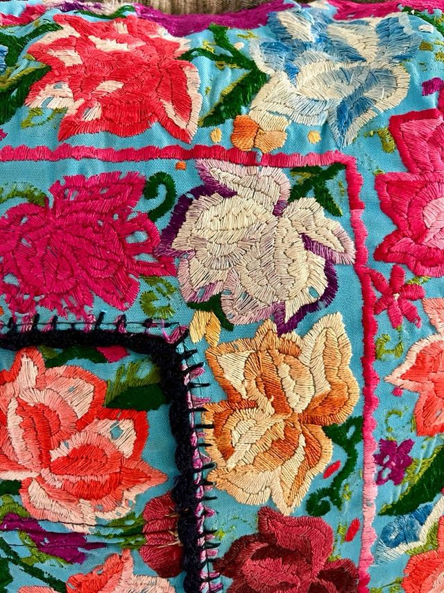 Precioso Cojin Bordado 60x40