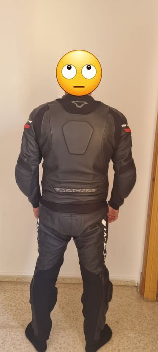 Mono moto cuero