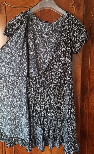 Vestido cruzado, de manga corta. Talla M.