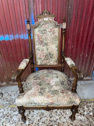 Butacas o sillones estilo alfonsino de nogal