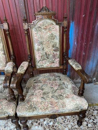 Butacas o sillones estilo alfonsino de nogal