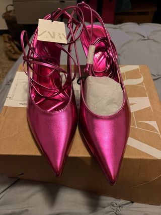 Se vende zapatos de tacon medio de zara 